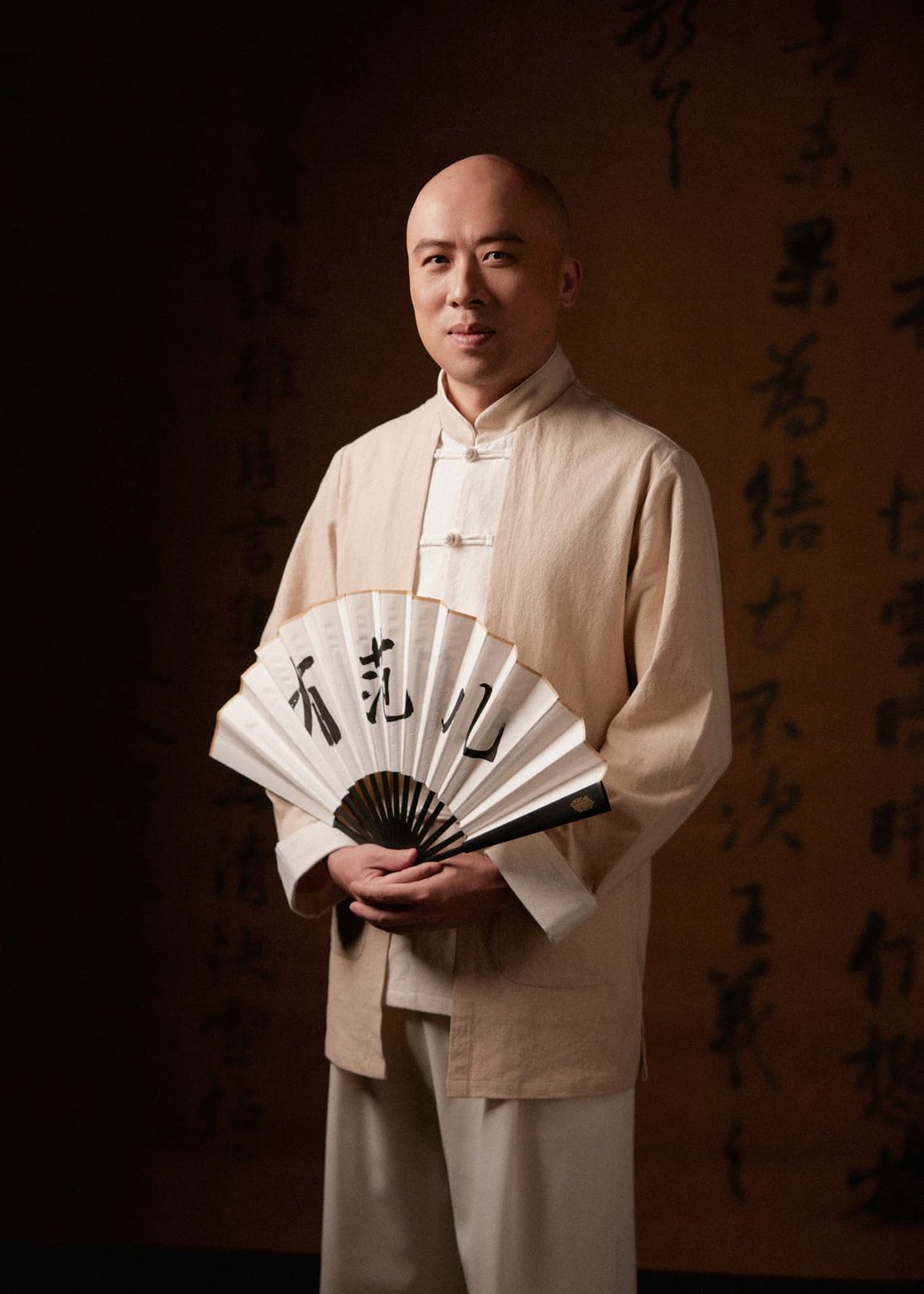 無相閣創辦人 陳明業老師手持摺扇